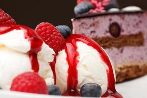 helado de vainilla con frambuesas frescas foto