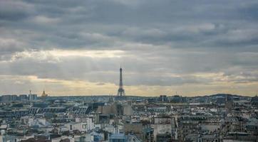 torre eiffel en un día nublado foto