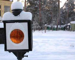 semáforo con nieve foto