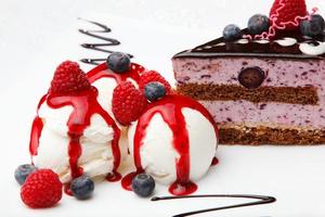helado de vainilla con coulis de frutos rojos y fruta fresca foto