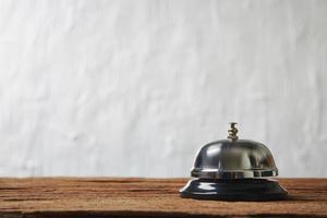 campana de servicio contra la pared blanca foto