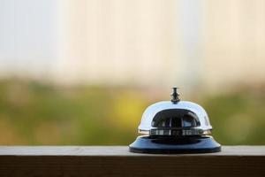 campana de servicio contra la ventana foto