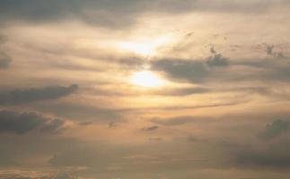 nubes y cielo al atardecer foto