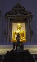 estatua budista tailandesa en un templo foto