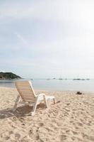 cama para tomar el sol en la playa foto