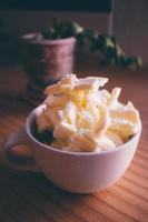 taza de cerámica blanca con mantequilla foto