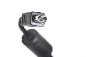 Close-up de un cable mini USB sobre fondo blanco. foto