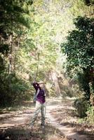 Mujer viajera con mochila en el hermoso paisaje de verano foto