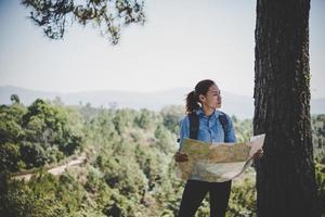 excursionista con mochila en la cima de una montaña foto