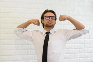 retrato de hombre de negocios fuerte flexionando los músculos. foto