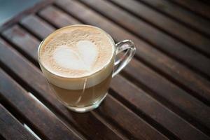 Close-up de taza de capuchino con patrón de leche en forma de corazón foto