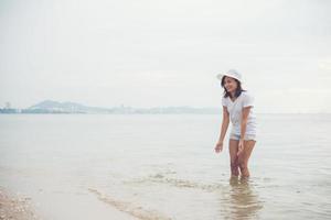 mujer hermosa joven en la playa foto