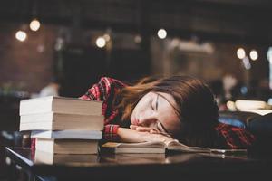 Retrato de un adolescente hipster durmiendo en la mesa del café foto