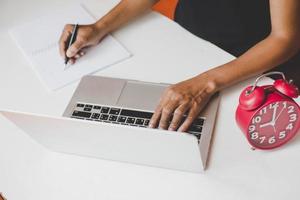 mujer de negocios, sentado, en el escritorio, y, trabajando, en, computadora foto