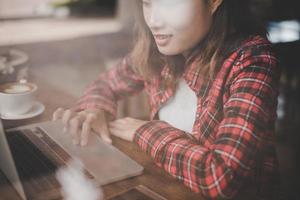 primer plano, de, un, mujer, trabajando, con, ella, computadora portátil, en, un, café foto