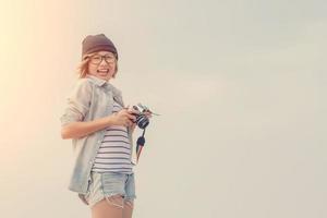hermosa joven fotógrafo sosteniendo una cámara retro foto