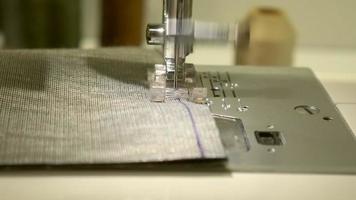 Primer plano de la aguja en movimiento de lana de coser de la máquina de coser video