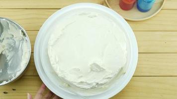 vrouw hand boter cake maken video
