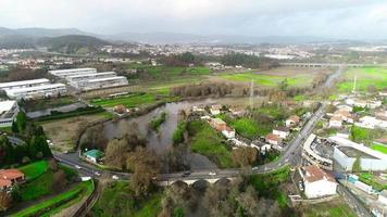 luchtfoto van de rivier die de buitenwijken overspoelt na zware regenval