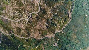 Vue aérienne d'une route sur une belle terre tropicale video