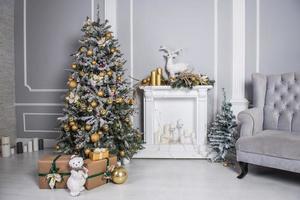 sala de estar decorada con árbol de navidad, regalos y decoración navideña