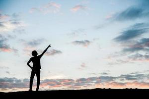 silueta del hombre de la libertad al atardecer foto