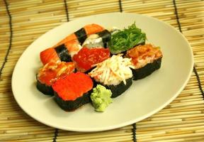 rollos de sushi en un plato foto