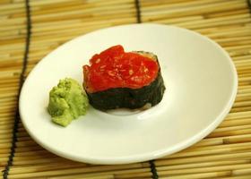 rollo de sushi rojo foto