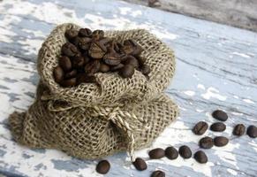 granos de cafe en saco foto