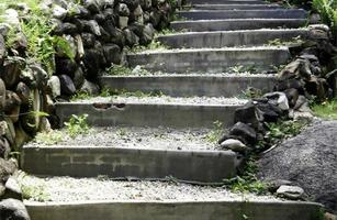 Escaleras de piedra natural en el jardín. foto