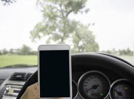 teléfono en blanco en un coche foto