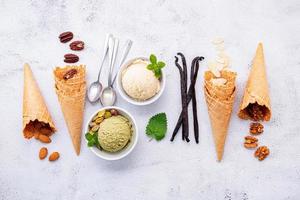 varios sabores de helado en tazones foto