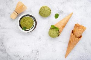 helado de té verde matcha con cono de waffle y hojas de menta foto