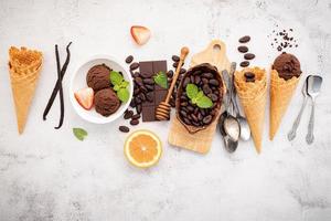sabores de helado de chocolate en un tazón con chocolate negro foto