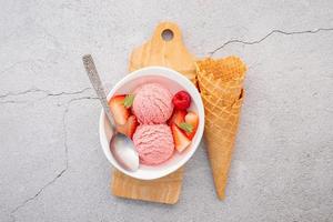 Sabor helado de fresa en un tazón blanco foto