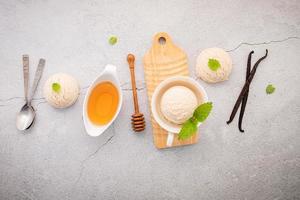 helado de vainilla con cucharas y adornos foto