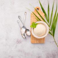 helado de vainilla con cucharas y adornos foto