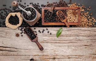 granos de café tostados con pala con molinillo manual foto