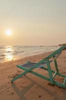 silla para tomar el sol en la playa foto