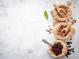 Granos de café descafeinado verde y marrón sin tostar y tostado oscuro foto