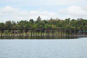 puente de madera sobre el río foto