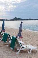 sillas en la playa en tailandia