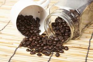 granos de cafe en un frasco foto