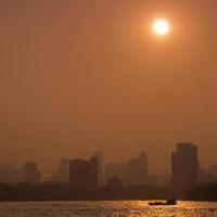 tráfico de barcos en el río, ciudad de bangkok foto