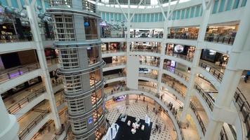 kuala lumpur, malasia, 2020 - centro comercial de varios pisos con clientes foto