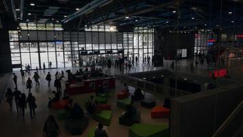 París, Francia, 2020 - Centro pompidou lleno de gente durante el día foto