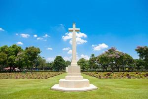 cruz en el cementerio de bangkok