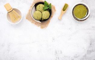 helado de té verde matcha con cono de waffle y hojas de menta foto