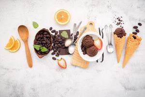Sabores de helado de chocolate en un tazón foto