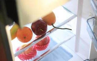 fruta fresca en el refrigerador foto